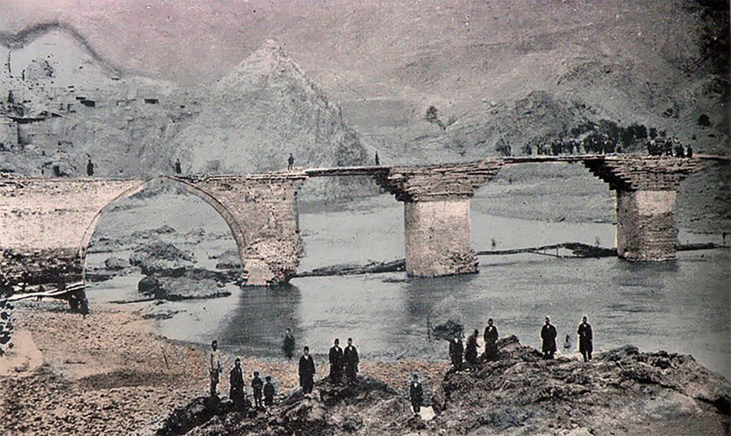 PALU - Tarihi Palu K&ouml;pr&uuml;s&uuml; - 1900'l&uuml; y?llar 
Kaynak:https://www.houshamadyan.org