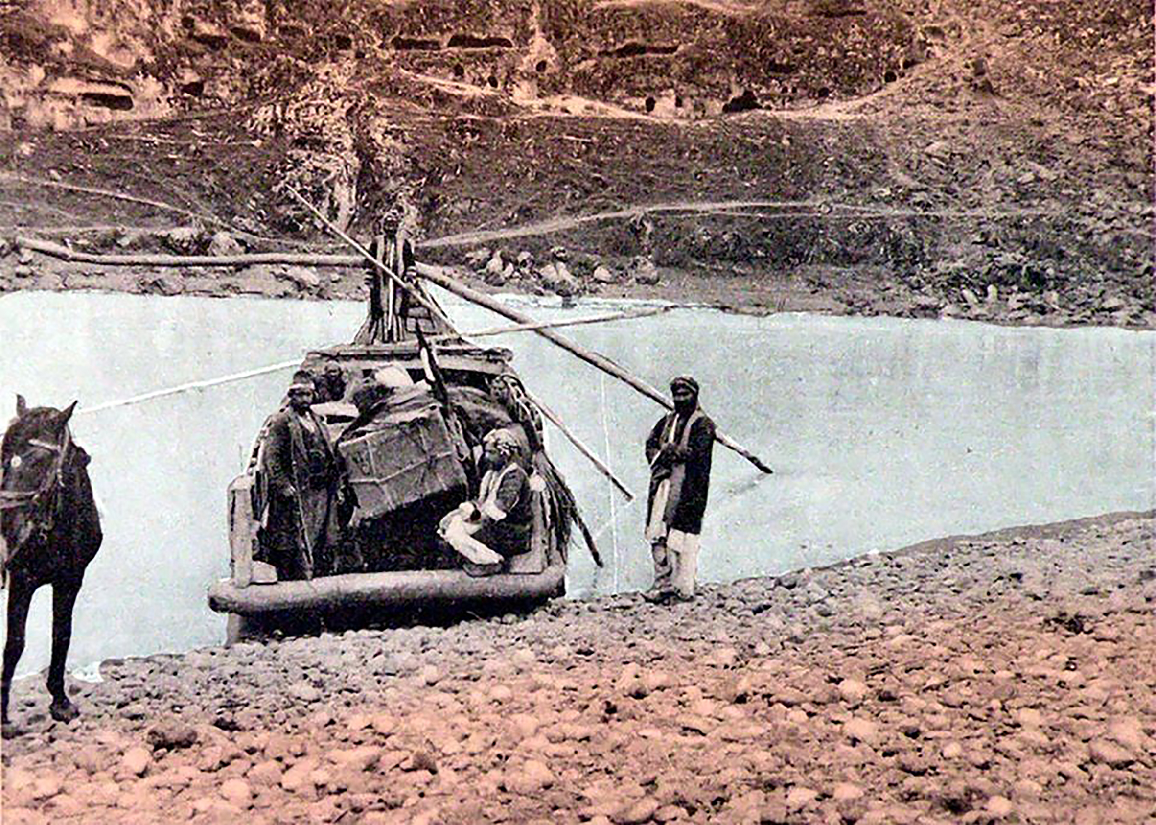 PALU - Murat Nehri &Uuml;zerinde kay?kla ta??mac?l?k - 1900'l&uuml; y?llar 
Kaynak: https://www.houshamadyan.org